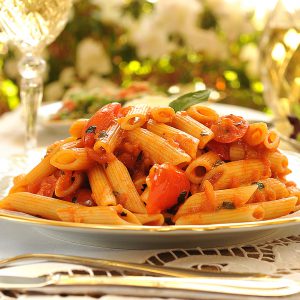 Πέννες με ντομάτα και βασιλικό