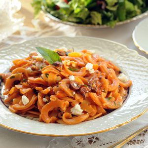 Χυλοπίτες Χωριάτικες με ντομάτα, φέτα, ελιές, πιπεριές